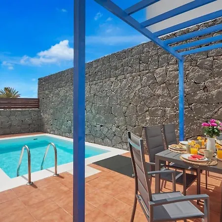 Maria Del Mar 2 Minutes To Supermarkets, 10 Minutes To Marina Rubicon, Pool, High Speed Wifi Holiday home *